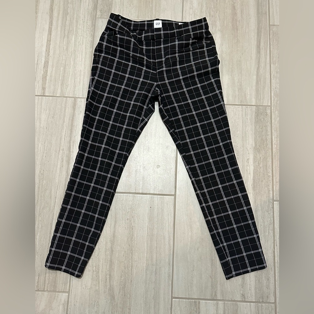 GAP Signature Skinny Ankle pants. Black and white design.